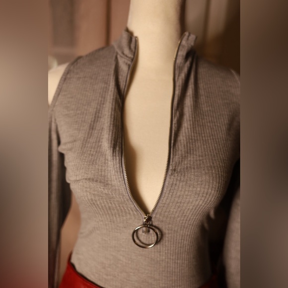 Charlotte Russe Gray Ribbed Bodysuit w/ Cut Out Shoulders - Picture 4 of 6